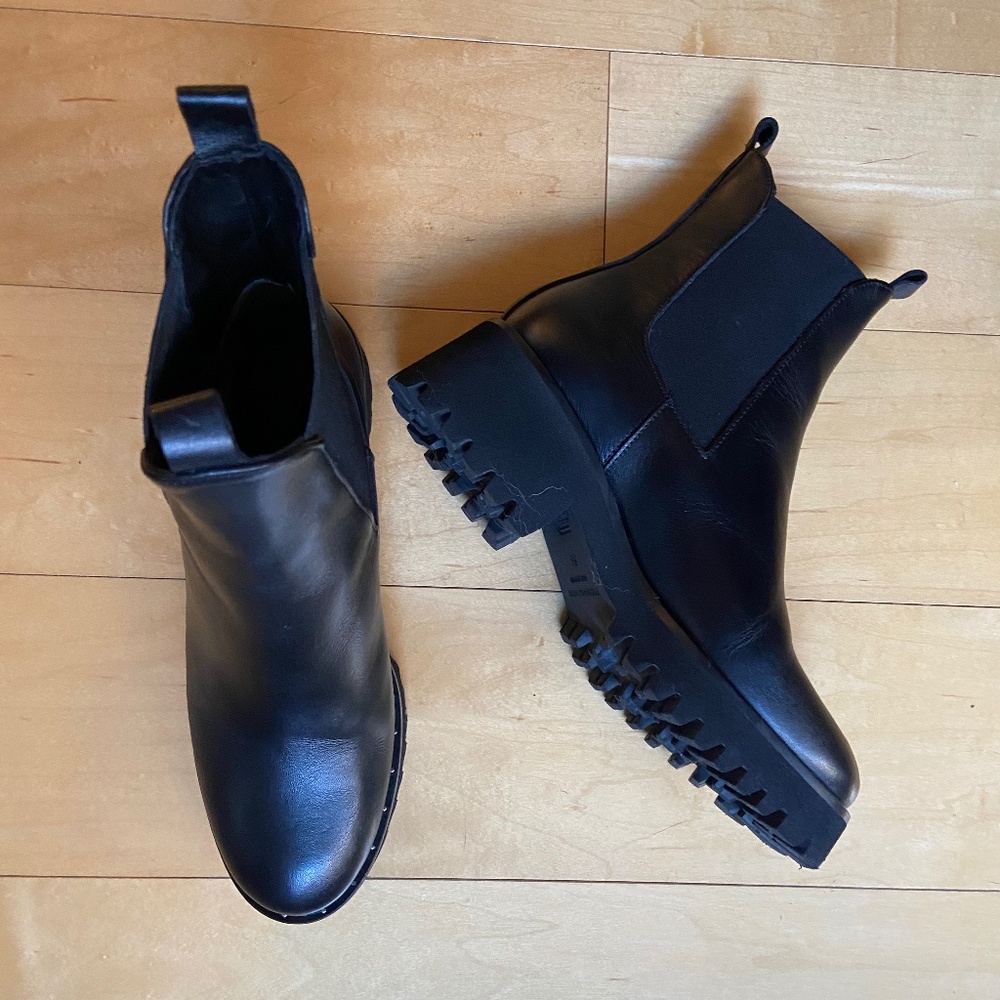 Freda Salvador Brooke Rain Resistant Boot 5.5 (Like New)